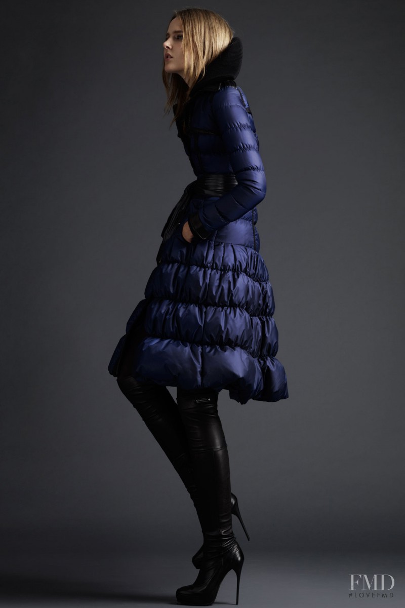 Lisanne de Jong featured in  the Burberry Prorsum fashion show for Pre-Fall 2011