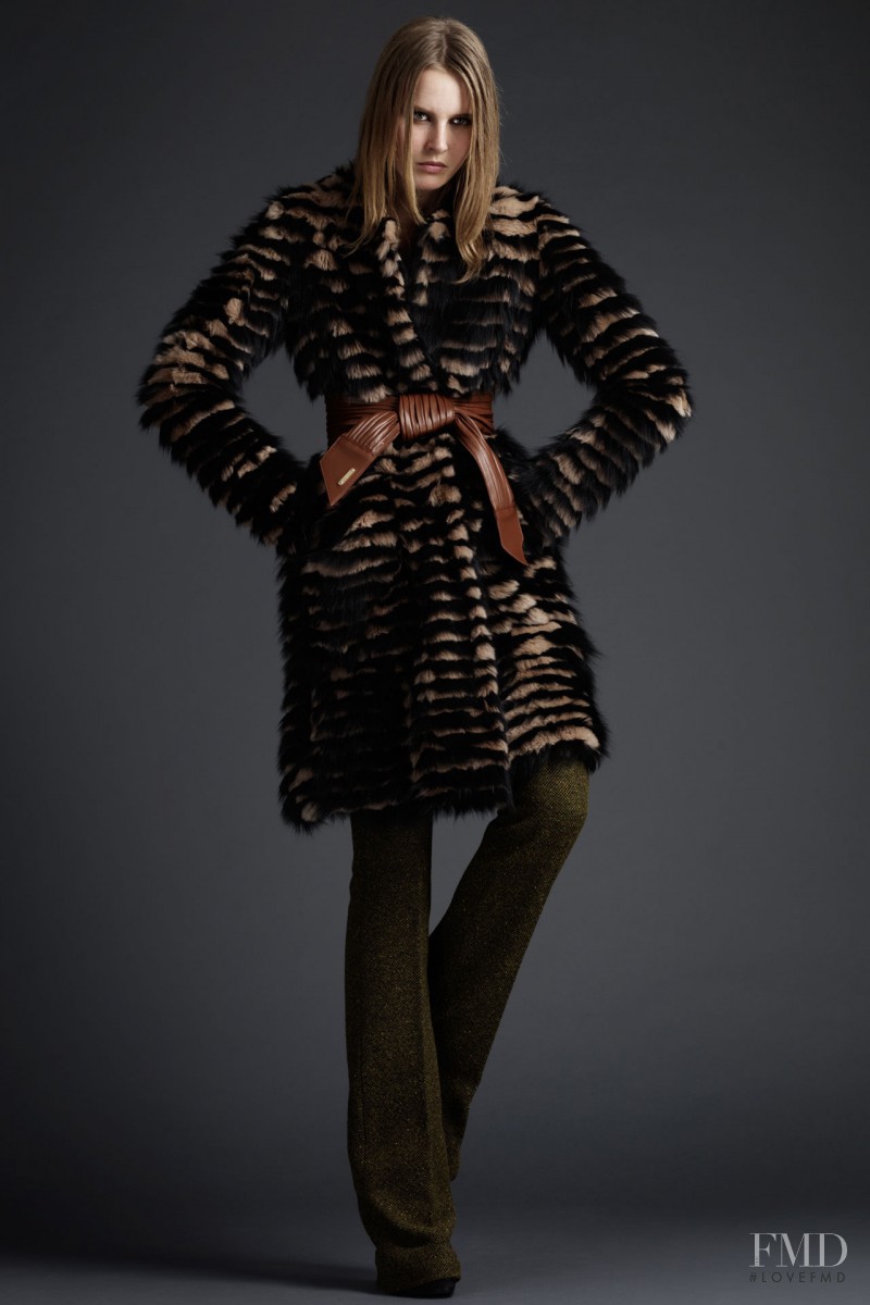 Lisanne de Jong featured in  the Burberry Prorsum fashion show for Pre-Fall 2011