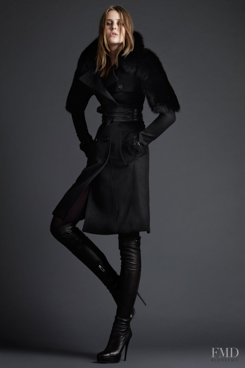 Lisanne de Jong featured in  the Burberry Prorsum fashion show for Pre-Fall 2011