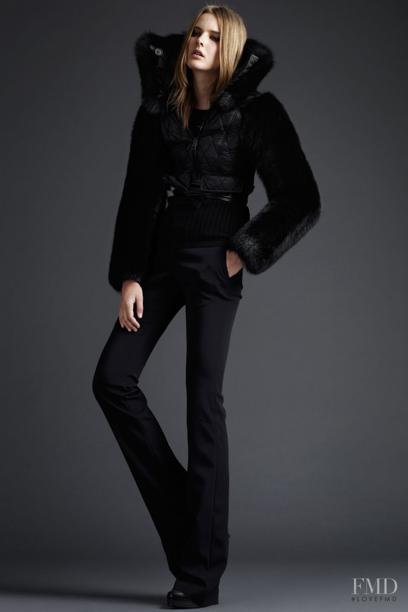 Lisanne de Jong featured in  the Burberry Prorsum fashion show for Pre-Fall 2011