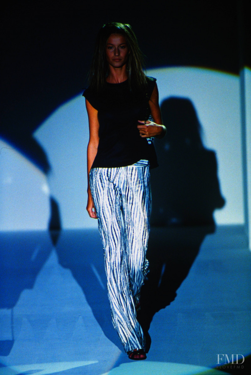 Gisele Bundchen featured in  the Gucci fashion show for Spring/Summer 2000