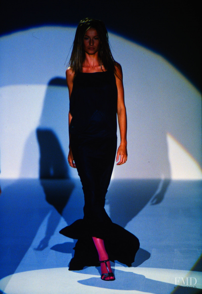 Gisele Bundchen featured in  the Gucci fashion show for Spring/Summer 2000