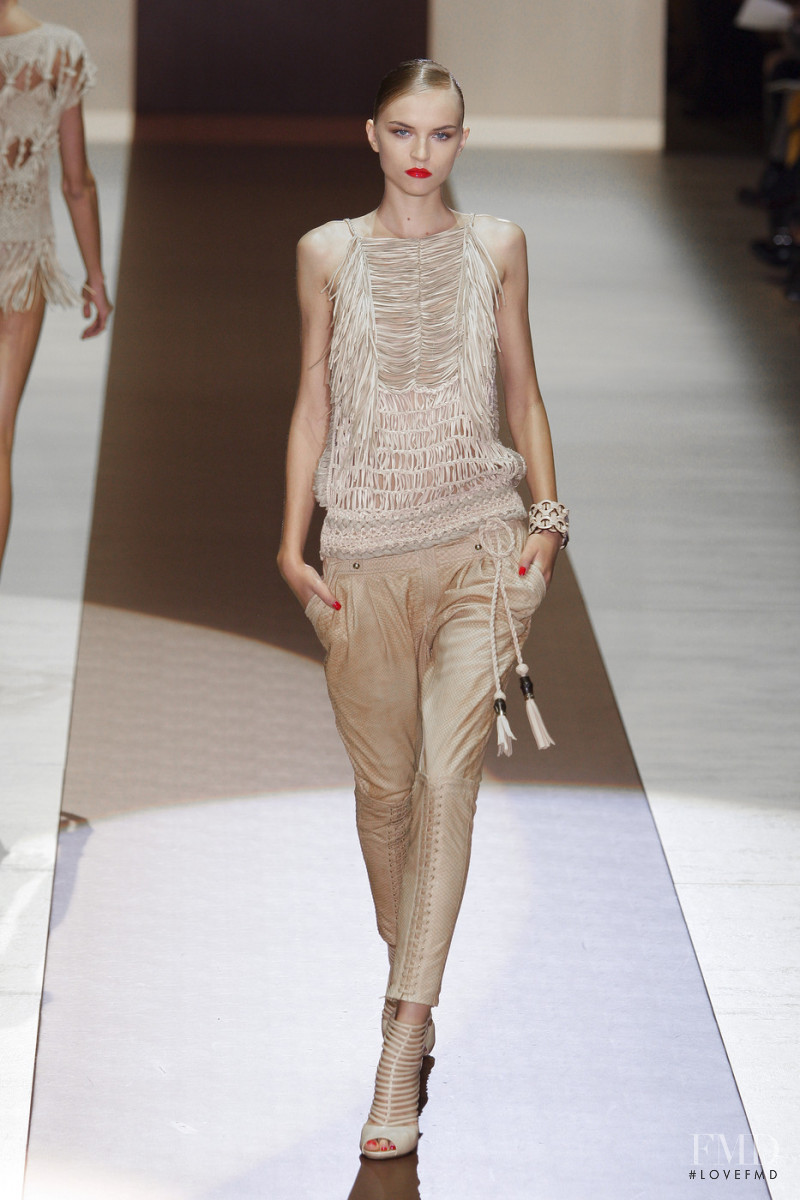 Anabela Belikova featured in  the Gucci fashion show for Spring/Summer 2011
