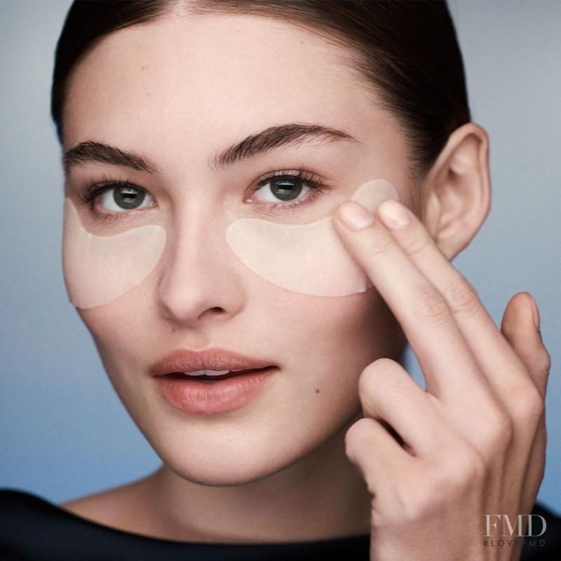 Grace Elizabeth featured in  the Estée Lauder advertisement for Spring/Summer 2020