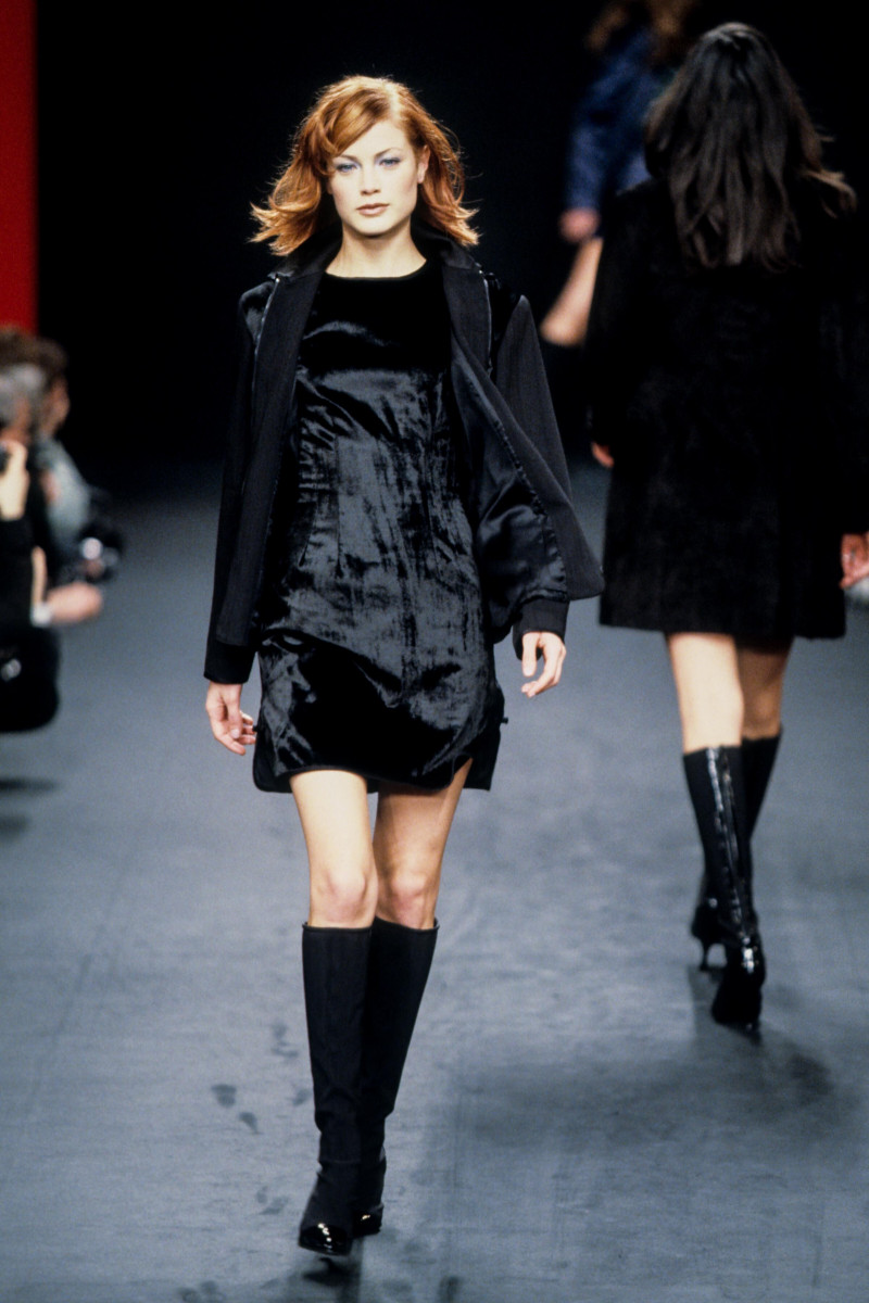 Carolyn Murphy featured in  the Nicole Miller fashion show for Autumn/Winter 1995