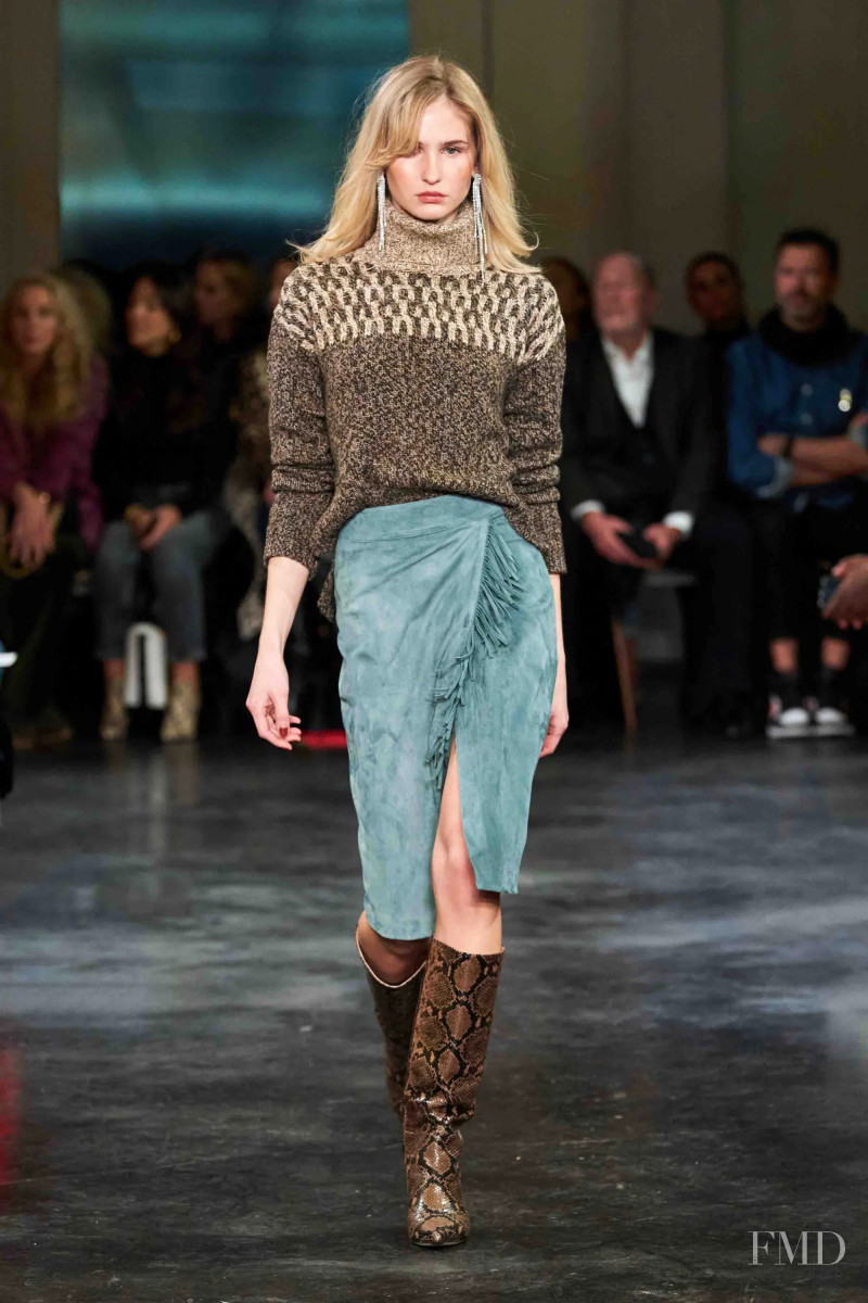 Amanda Söderberg featured in  the Veronica Beard fashion show for Autumn/Winter 2020