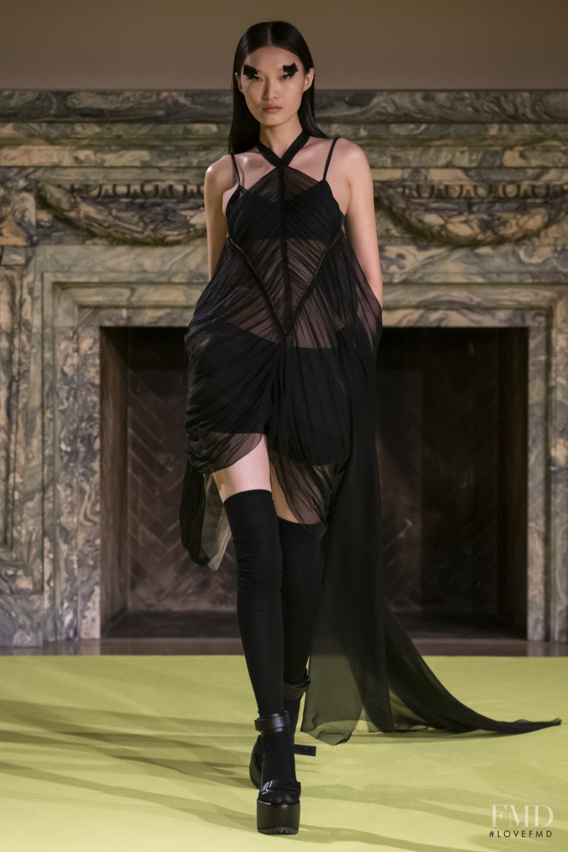 Liu Chunjie featured in  the Vera Wang fashion show for Autumn/Winter 2020