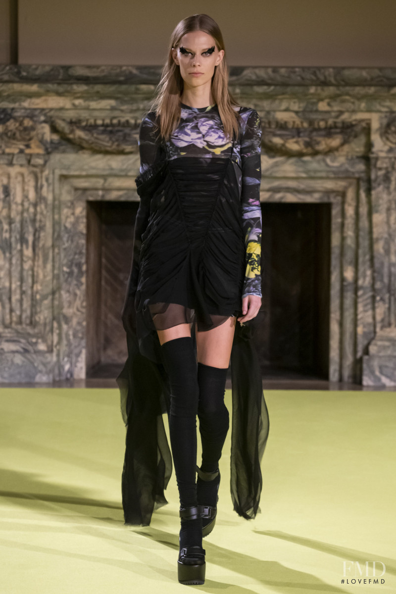 Lexi Boling featured in  the Vera Wang fashion show for Autumn/Winter 2020