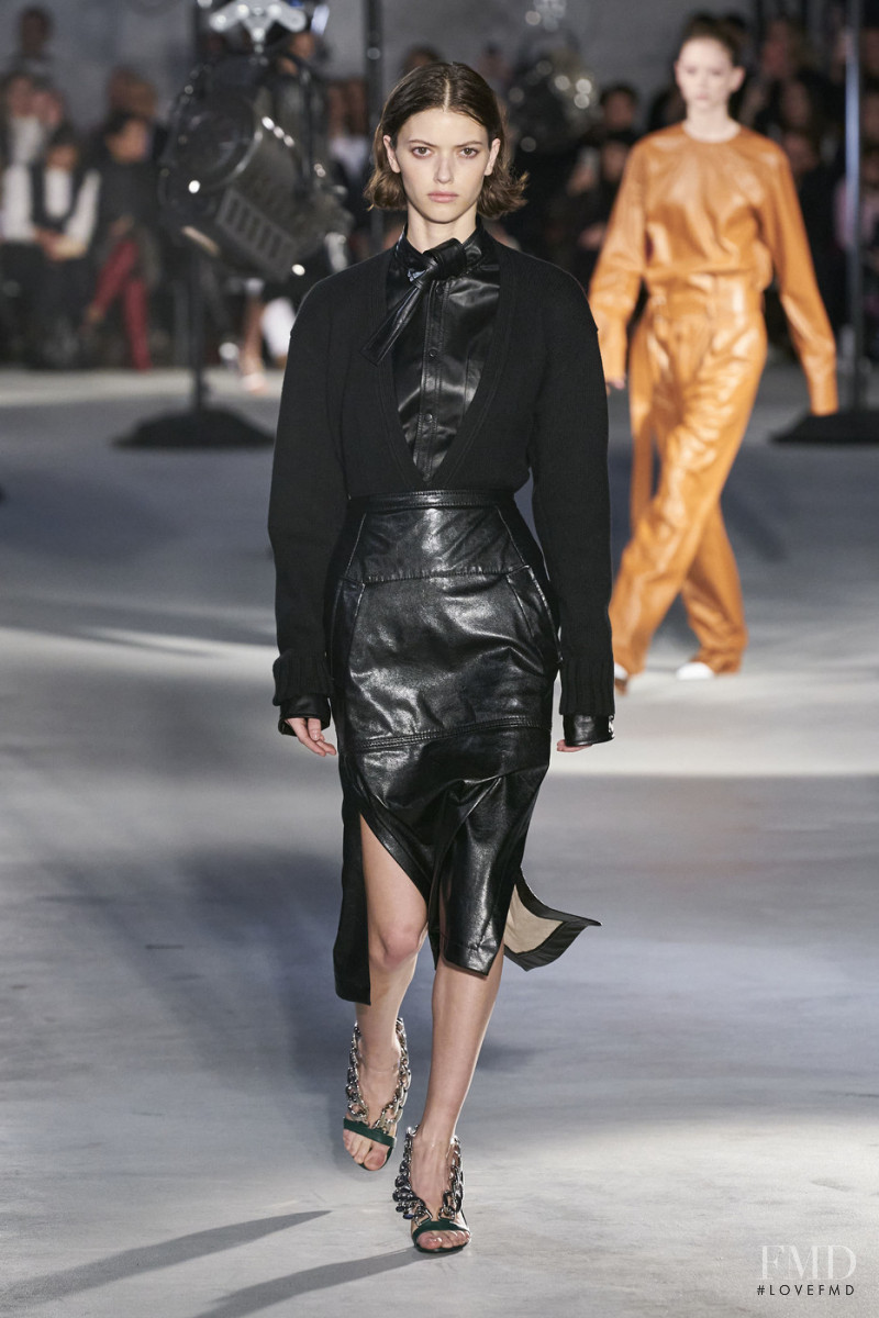 Valerie Scherzinger featured in  the N° 21 fashion show for Autumn/Winter 2020