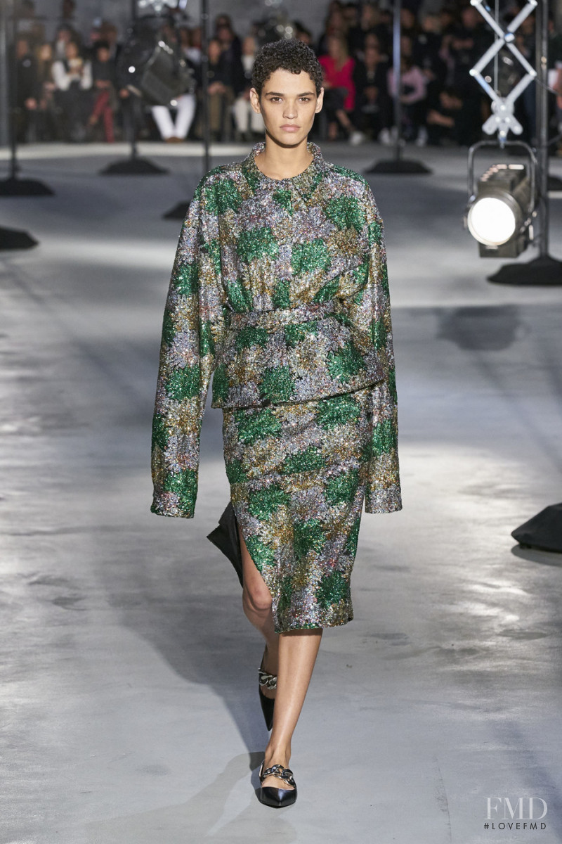 Kerolyn Soares featured in  the N° 21 fashion show for Autumn/Winter 2020