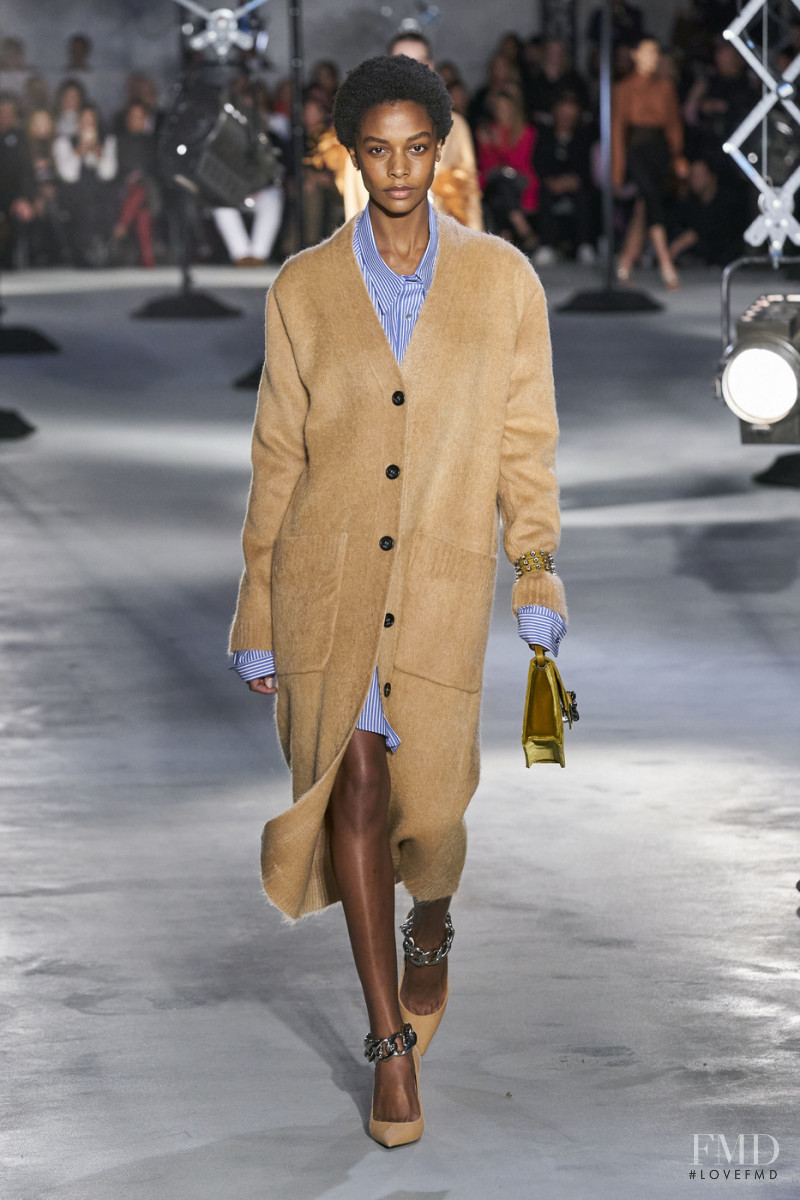 Karly Loyce featured in  the N° 21 fashion show for Autumn/Winter 2020