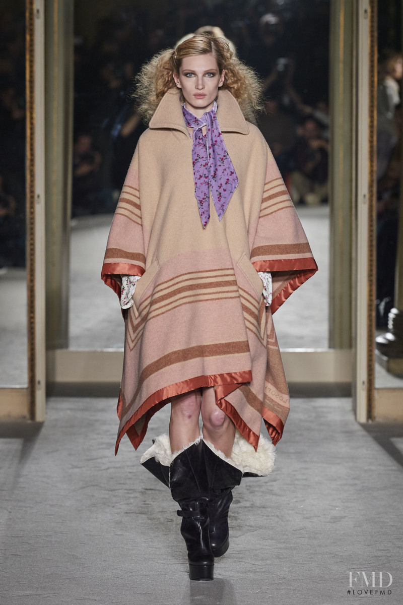 Liz Kennedy featured in  the Philosophy di Lorenzo Serafini fashion show for Autumn/Winter 2020