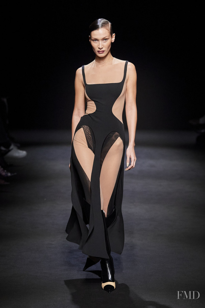 Photo feat. Bella Hadid - Mugler - Autumn/Winter 2020 Ready-to-Wear ...