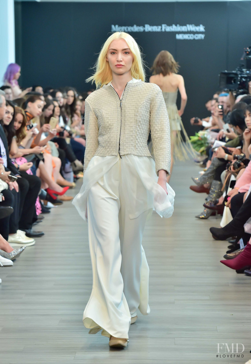Annie van Rickley featured in  the Fashion Week Academy fashion show for Spring/Summer 2018