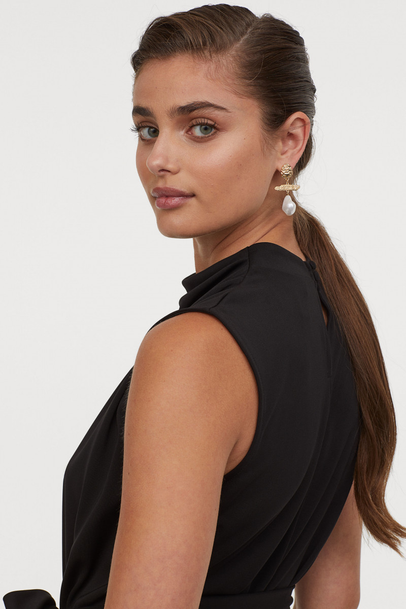 Taylor Hill featured in  the H&M catalogue for Pre-Fall 2019