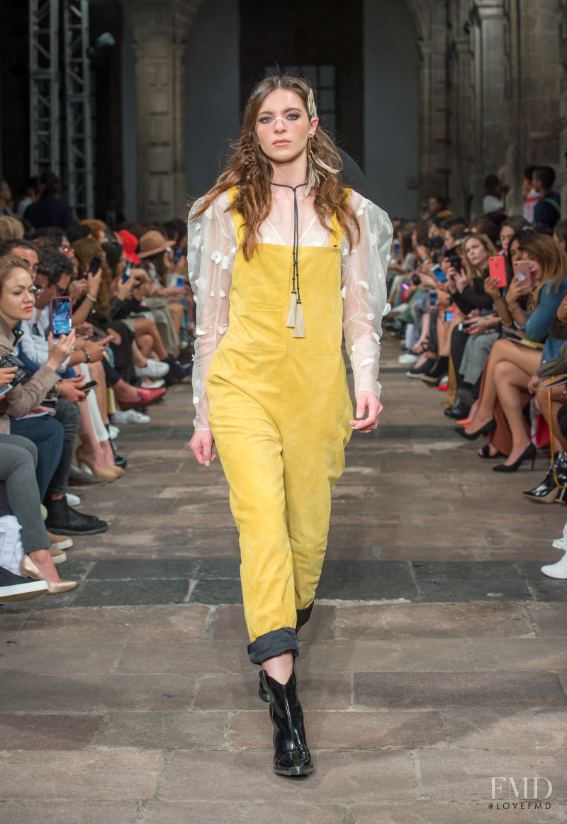 Una Zeivy featured in  the Bernarda fashion show for Spring/Summer 2019
