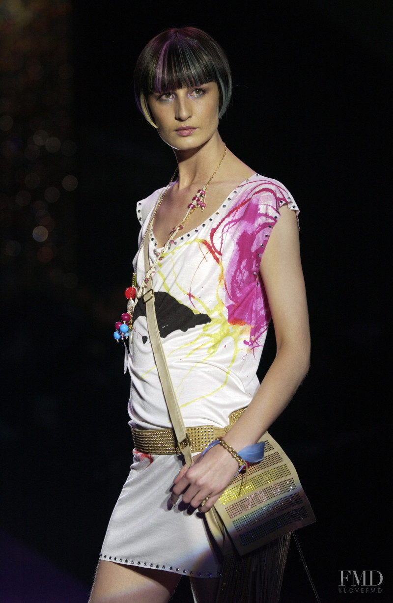 Erin O%Connor featured in  the Jenny Packham fashion show for Spring/Summer 2005