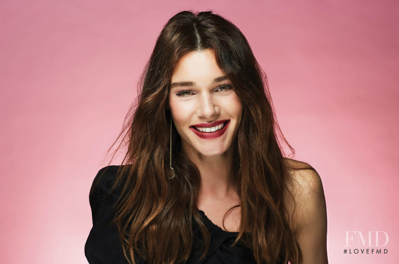 Eveline Besters featured in  the AVON advertisement for Christmas 2019