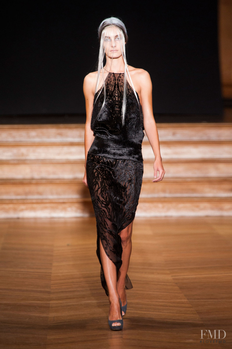 Yiqing Yin fashion show for Spring/Summer 2013