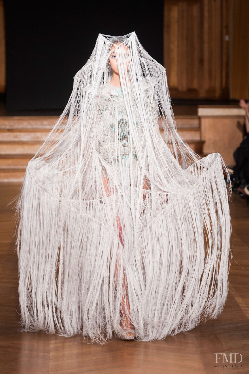 Yiqing Yin fashion show for Spring/Summer 2013