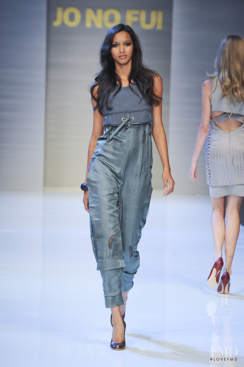 Lais Ribeiro featured in  the Jo No Fui fashion show for Spring/Summer 2011