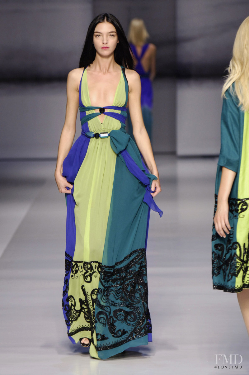 Mariacarla Boscono featured in  the Etro fashion show for Spring/Summer 2006