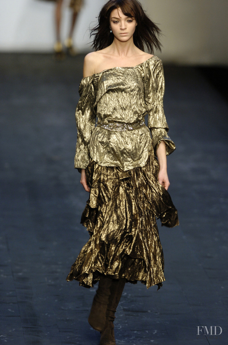 Mariacarla Boscono featured in  the Anna Molinari fashion show for Autumn/Winter 2004