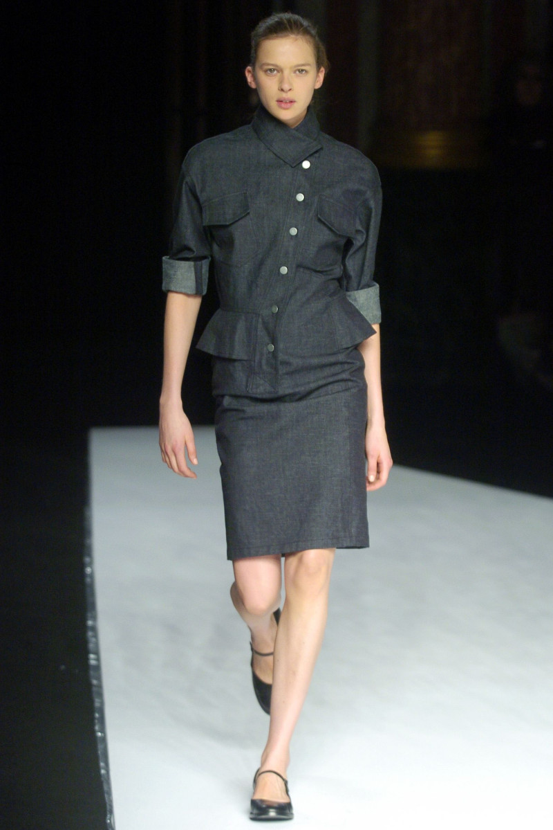 Hussein Chalayan fashion show for Autumn/Winter 2004