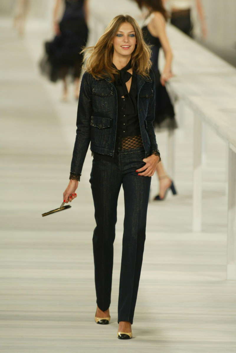 Daria Werbowy featured in  the Chanel fashion show for Spring/Summer 2004