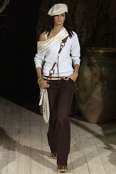 Dolce & Gabbana fashion show for Autumn/Winter 2002