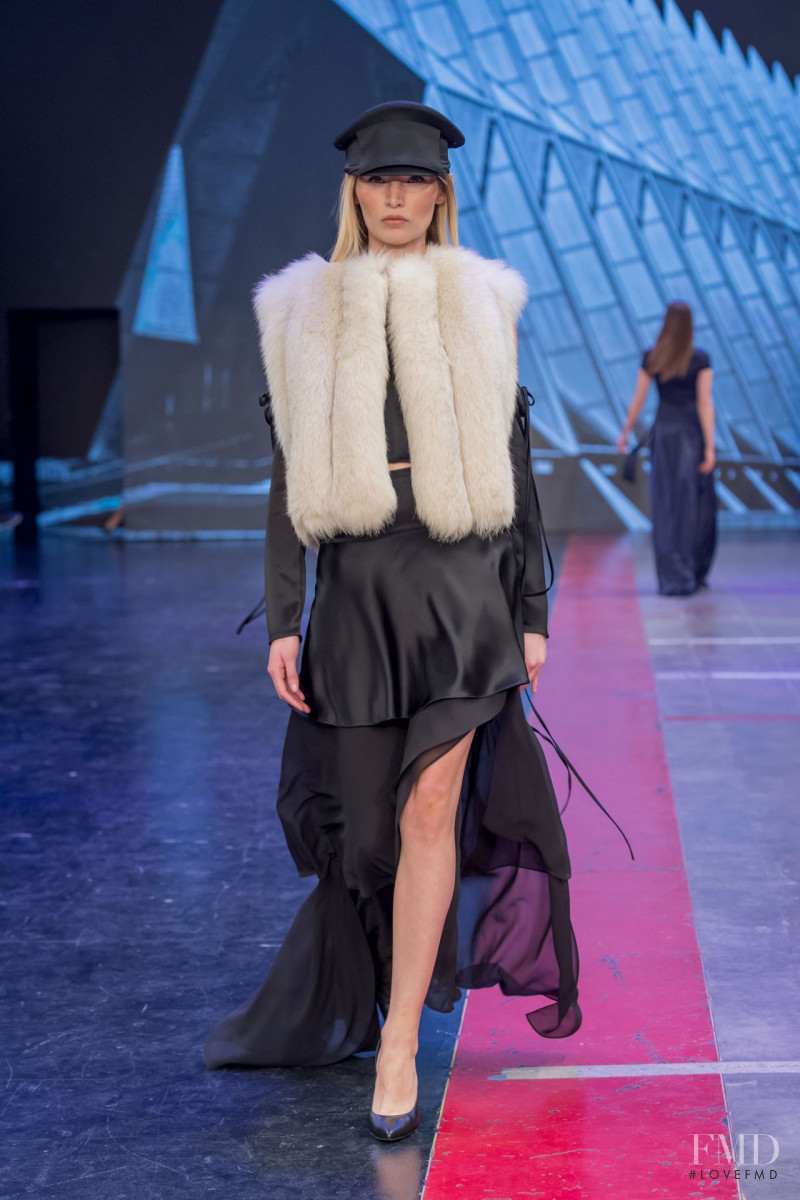 Annie van Rickley featured in  the Lorena Saravia fashion show for Autumn/Winter 2019