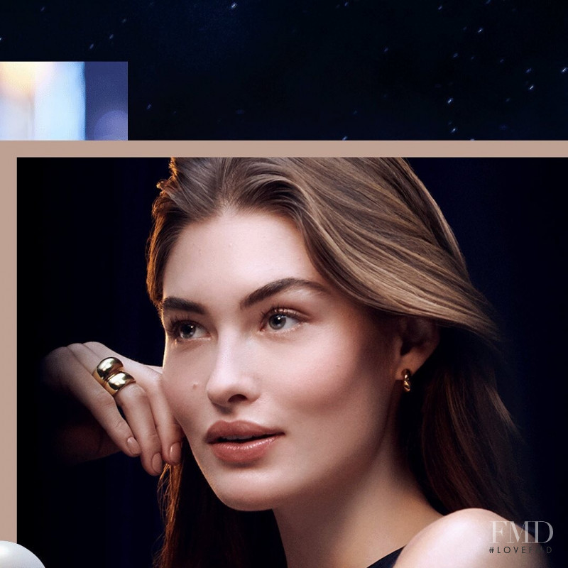 Grace Elizabeth featured in  the Estée Lauder advertisement for Autumn/Winter 2020