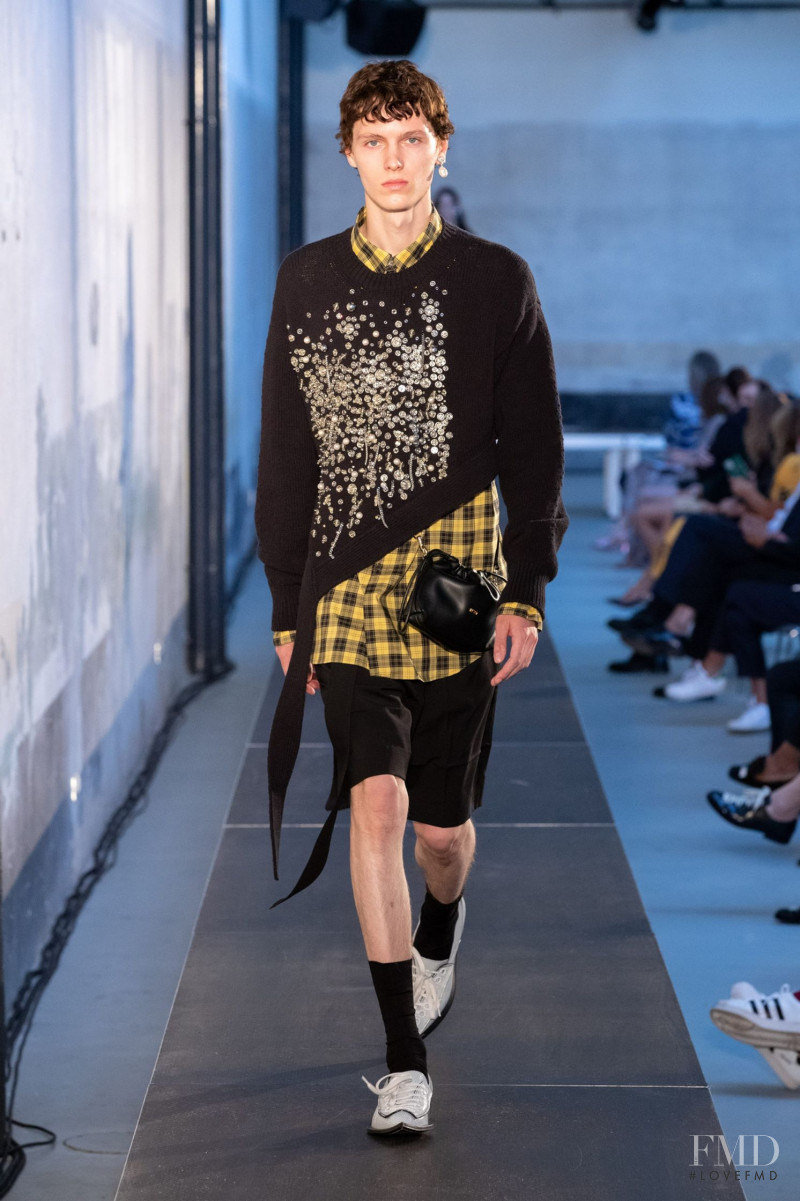 Daan Duez featured in  the N° 21 fashion show for Spring/Summer 2021