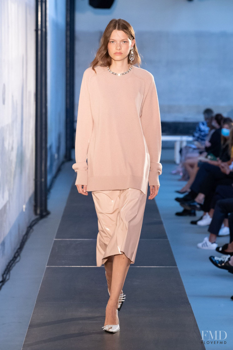 Louise Robert featured in  the N° 21 fashion show for Spring/Summer 2021