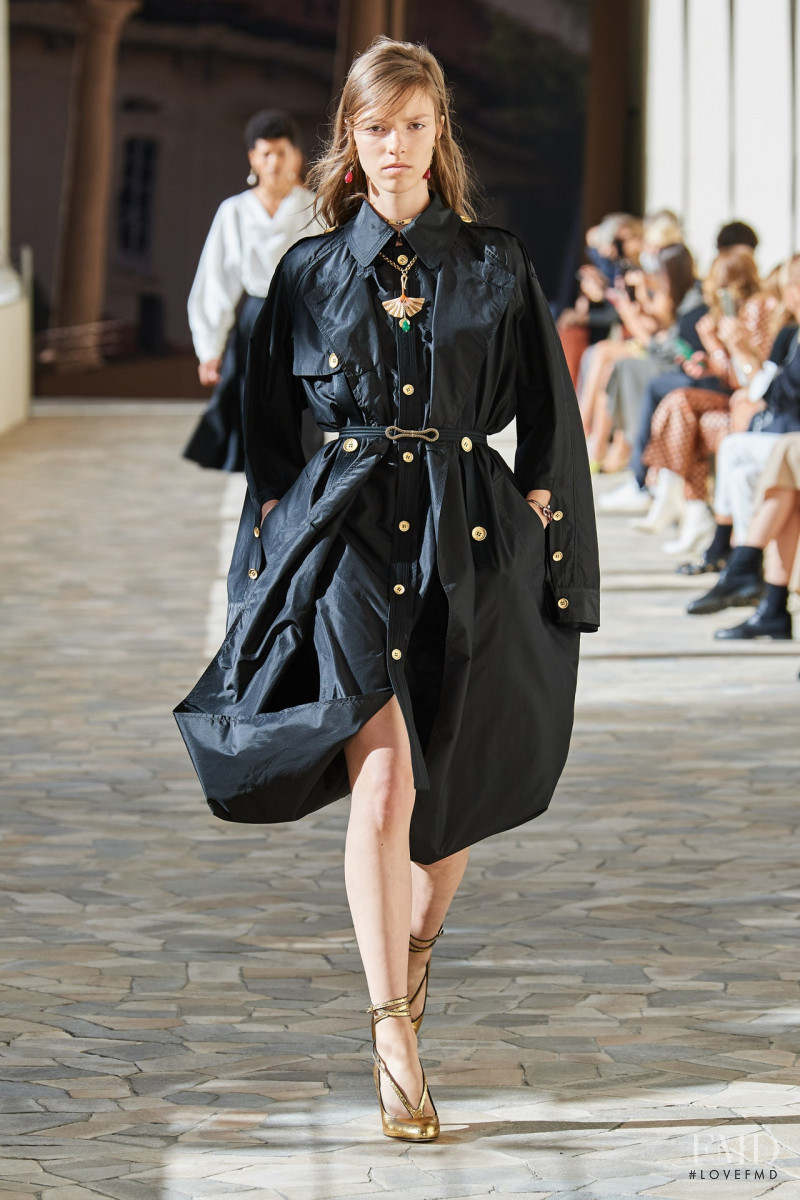 Margot Gaspar featured in  the Ports 1961 fashion show for Spring/Summer 2021