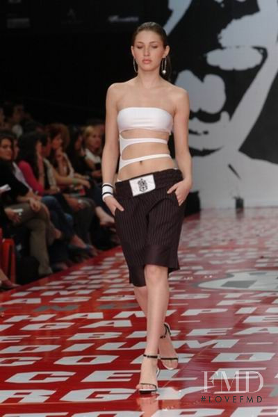 Simone Villas Boas featured in  the TNG fashion show for Spring/Summer 2005