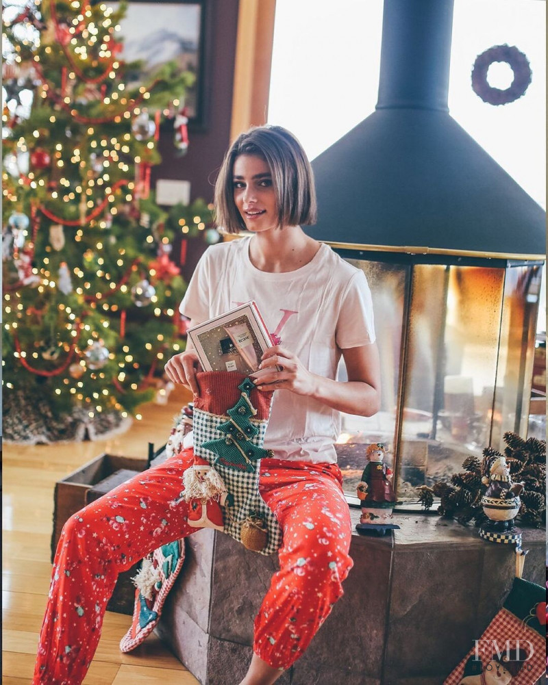 Taylor Hill featured in  the Victoria\'s Secret advertisement for Holiday 2020