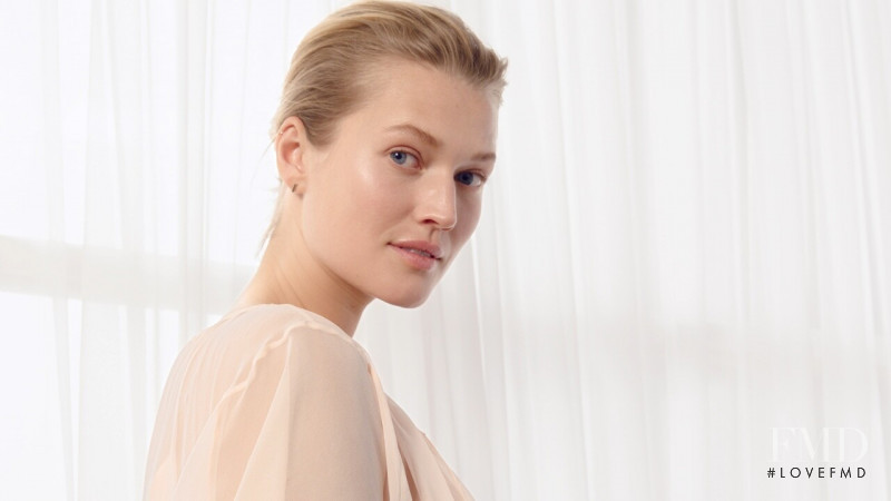 Toni Garrn featured in  the Clé de Peau Beaute Volumizing Cream Supreme advertisement for Autumn/Winter 2020