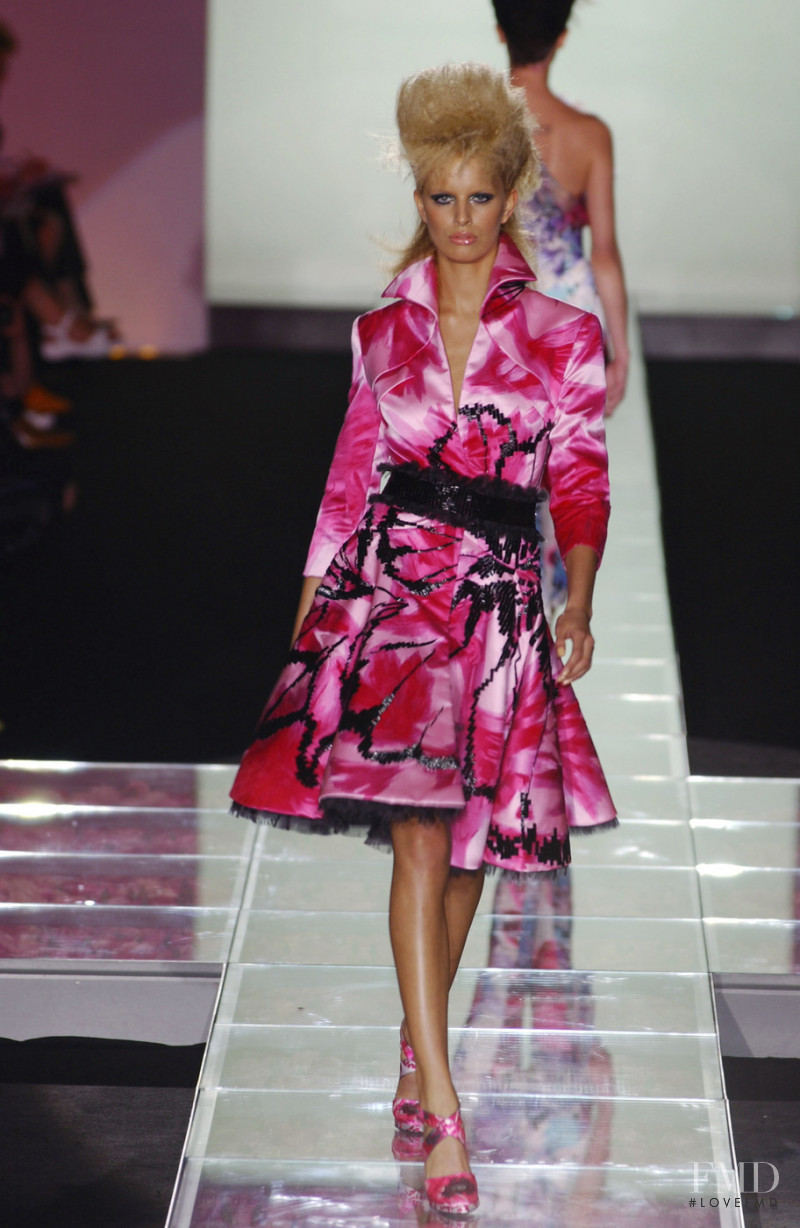 Karolina Kurkova featured in  the Atelier Versace fashion show for Autumn/Winter 2001