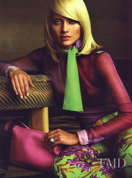 Amber Valletta featured in  the Versace advertisement for Spring/Summer 2000