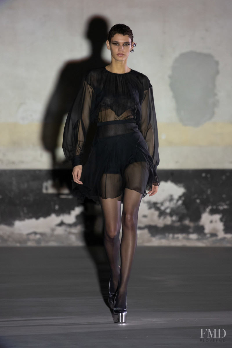 Kerolyn Soares featured in  the N° 21 fashion show for Autumn/Winter 2021