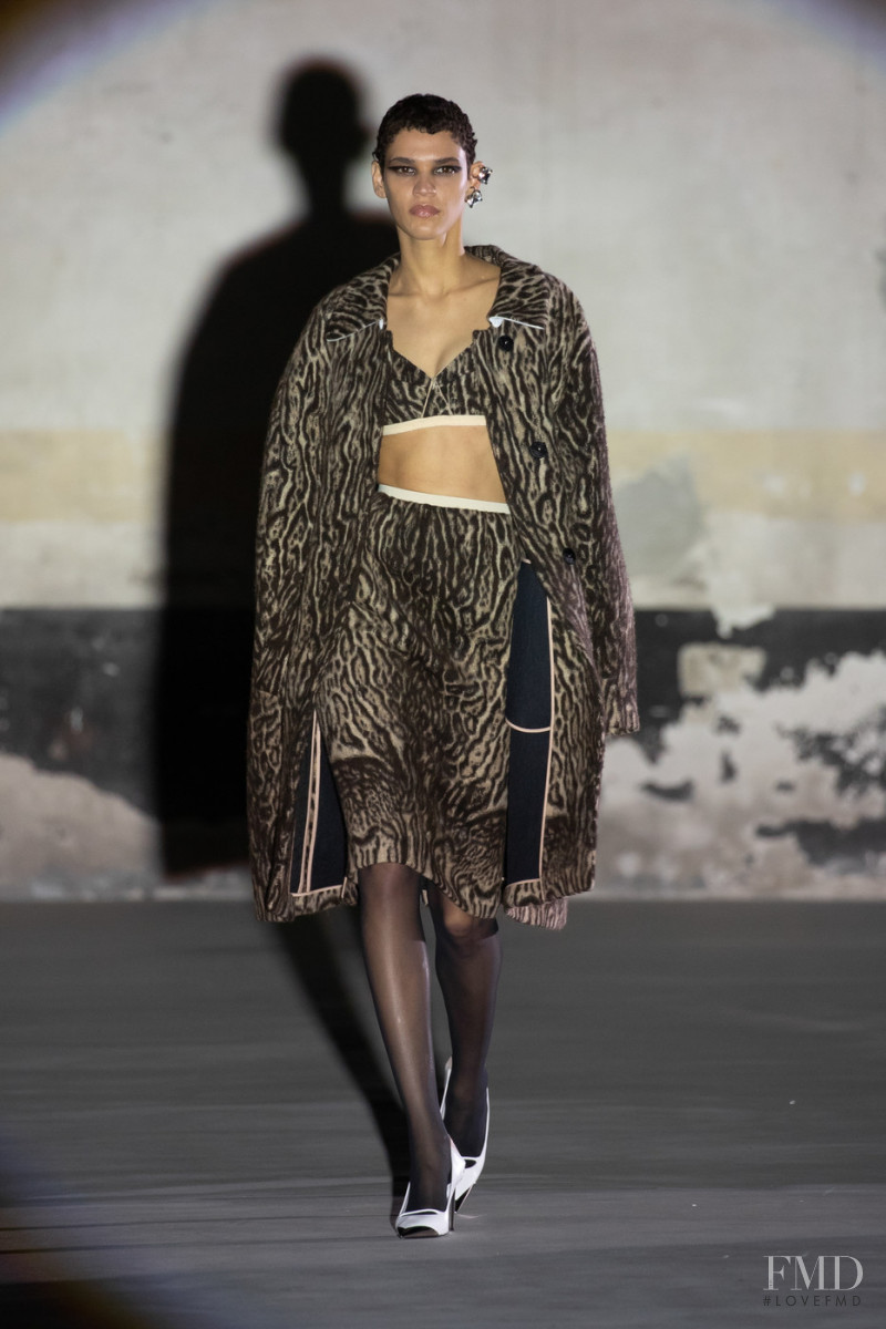 Kerolyn Soares featured in  the N° 21 fashion show for Autumn/Winter 2021