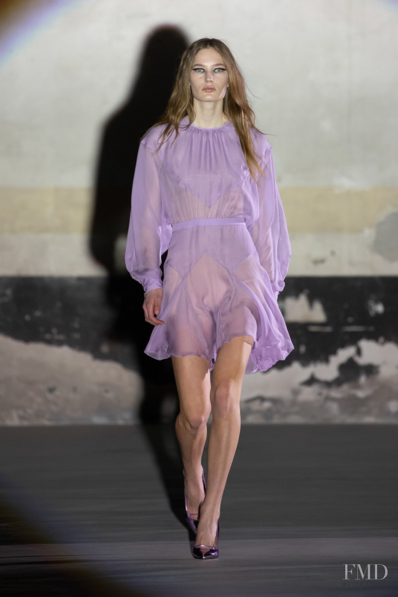 Gemma Francis-Burnett featured in  the N° 21 fashion show for Autumn/Winter 2021