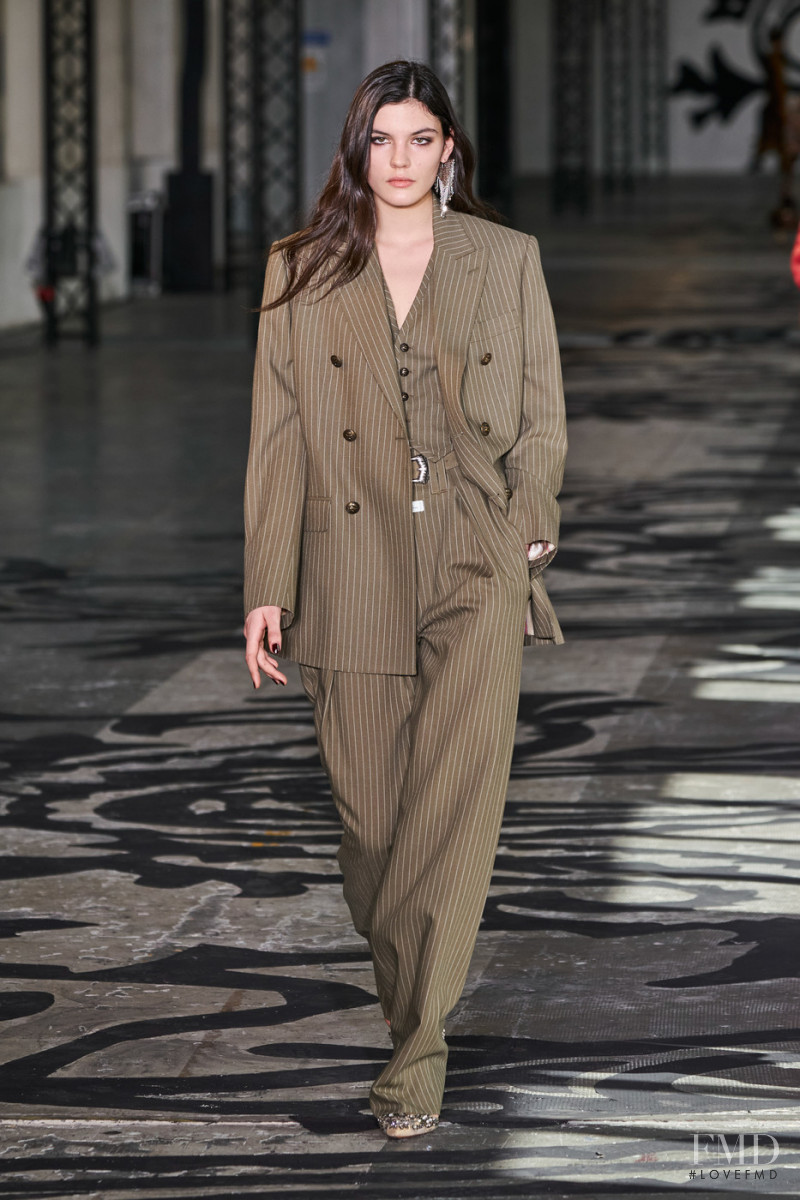 Lola Nicon featured in  the Etro fashion show for Autumn/Winter 2021