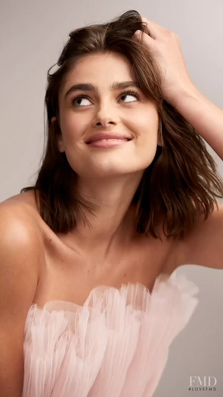 Taylor Hill featured in  the Victoria\'s Secret Beauty Tease advertisement for Autumn/Winter 2020