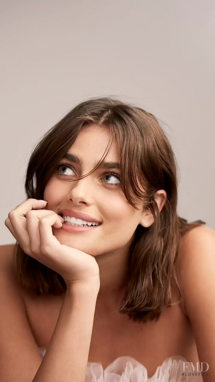 Taylor Hill featured in  the Victoria\'s Secret Beauty Tease advertisement for Autumn/Winter 2020