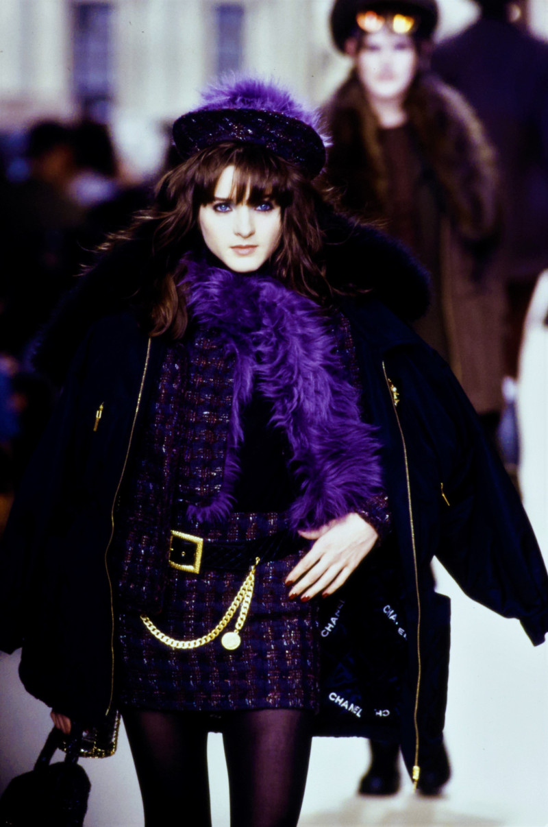 Michele Hicks featured in  the Chanel fashion show for Autumn/Winter 1994
