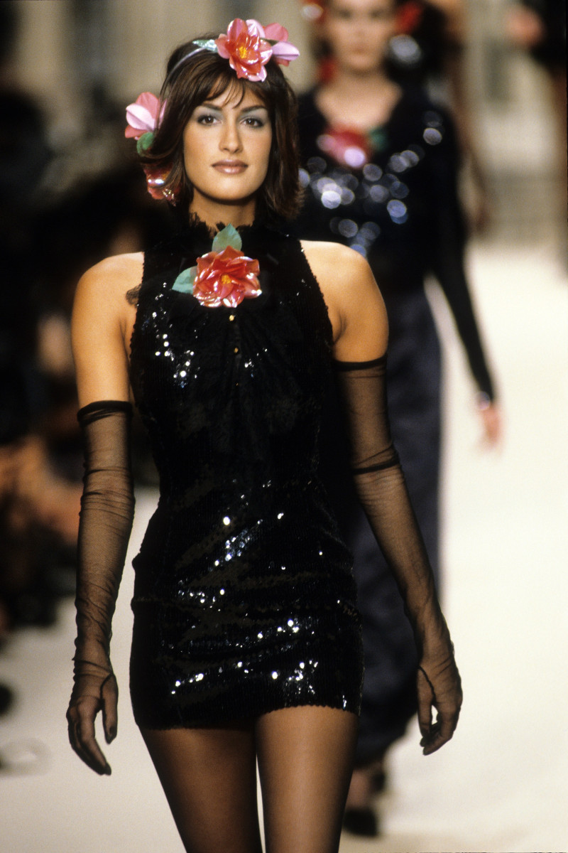 Yasmeen Ghauri featured in  the Chanel fashion show for Autumn/Winter 1994