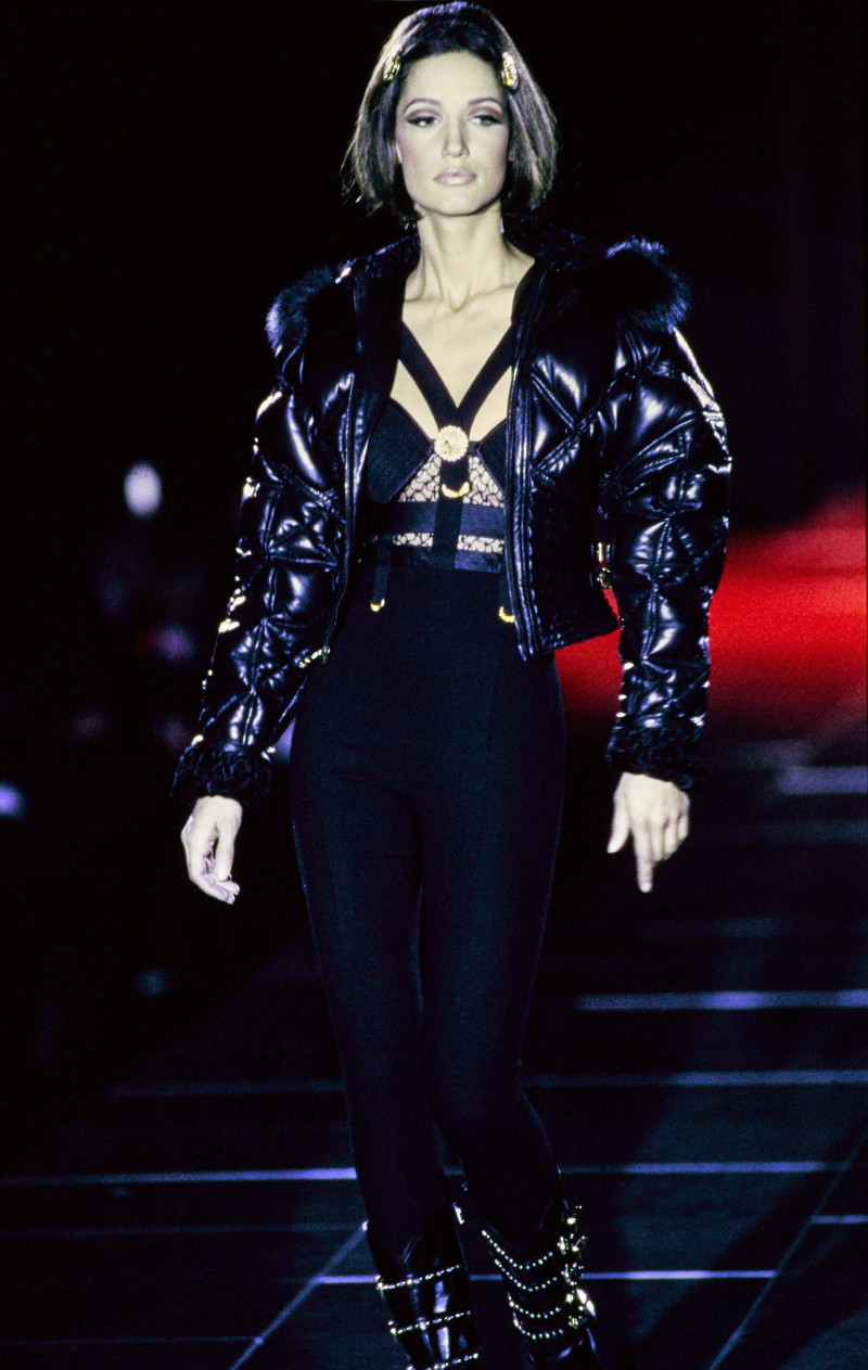Marpessa Hennink featured in  the Versace fashion show for Autumn/Winter 1992