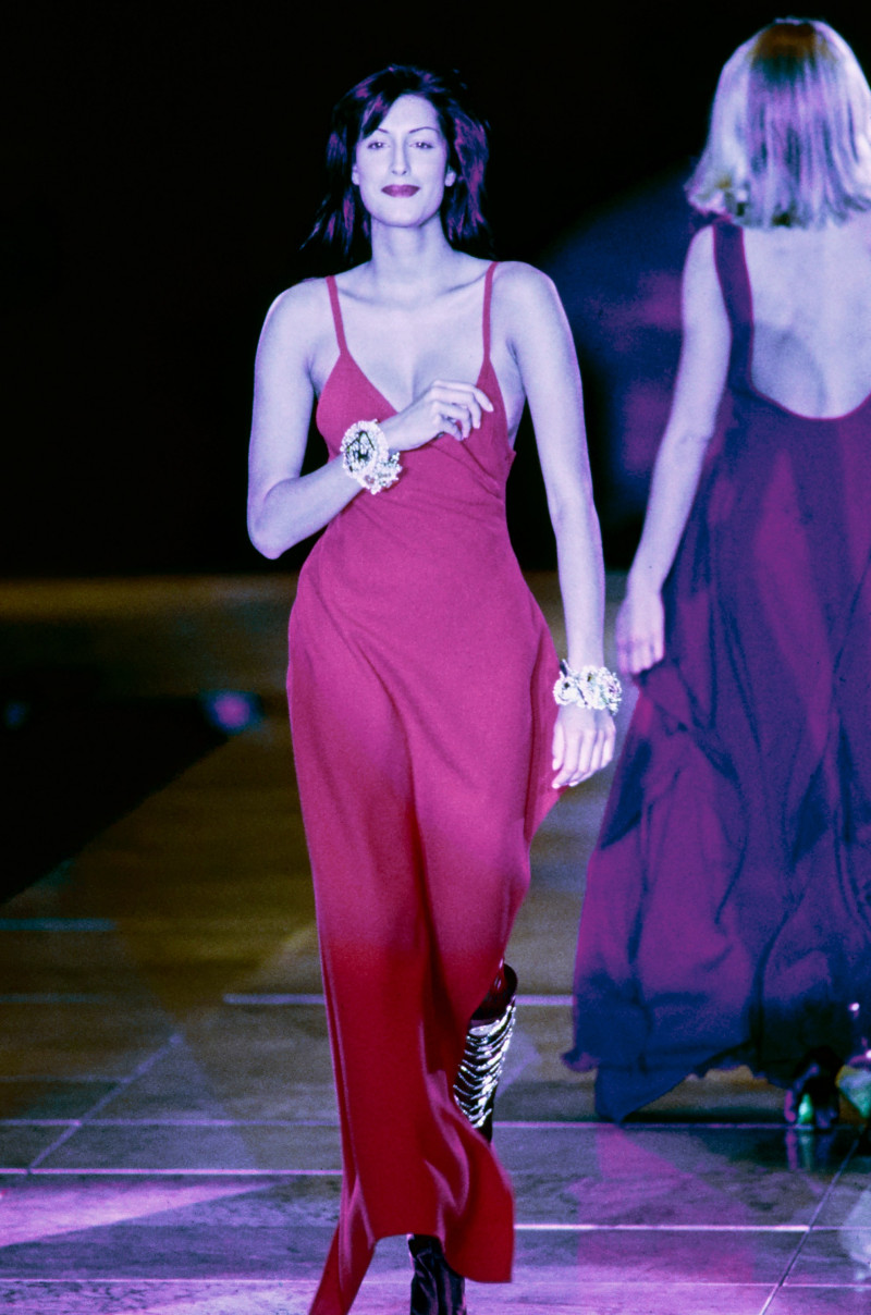 Yasmeen Ghauri featured in  the Versace fashion show for Autumn/Winter 1993